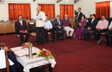 सोबन सिंह जीना विश्वविद्यालय, अल्मोड़ा के कुलपति, संकायाध्यक्षों एवं अधिकारियों के साथ संवाद करते हुए राज्यपाल।