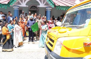दीदी की रसोई वैन को हरी झंडी दिखाकर रवाना करते हुए राज्यपाल।