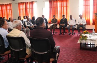 सोबन सिंह जीना विश्वविद्यालय, अल्मोड़ा के कुलपति, संकायाध्यक्षों एवं अधिकारियों के साथ संवाद करते हुए राज्यपाल।
