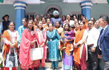 स्वयं सहायता समूह की महिलाओं के साथ राज्यपाल।