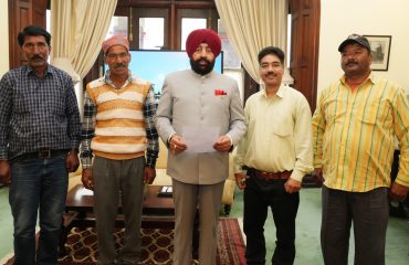 राज्यपाल से मुलाकात करते हुए बोट एसोसिएशन नैनीताल के पदाधिकारी।