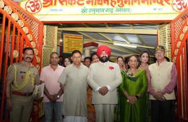 नैनीताल स्थित हनुमान गढ़ी मन्दिर में श्री हनुमान जी के दर्शन करते हुए राज्यपाल साथ में प्रथम महिला श्रीमती गुरमीत कौर।