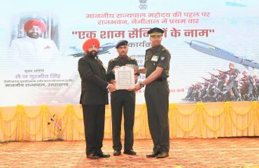 राजभवन नैनीताल में ‘‘एक शाम सैनिकों के नाम’’ कार्यक्रम में सैनिकों को सम्मानित करते हुए राज्यपाल।