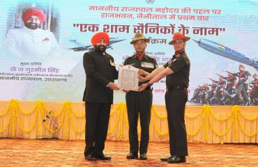 राजभवन नैनीताल में ‘‘एक शाम सैनिकों के नाम’’ कार्यक्रम में सैनिकों को सम्मानित करते हुए राज्यपाल।
