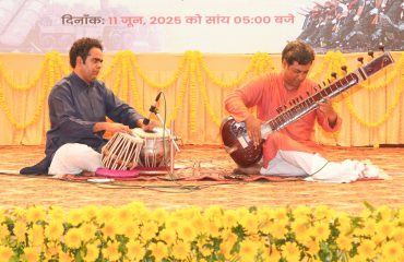 राजभवन नैनीताल में ‘‘एक शाम सैनिकों के नाम’’ कार्यक्रम में देशभक्ति गीतों की मधुर प्रस्तुतियां देते हुए कलाकार।
