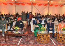 राजभवन नैनीताल में ‘‘एक शाम सैनिकों के नाम’’ कार्यक्रम में प्रतिभाग करते हुए राज्यपाल।;?>