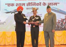 राजभवन नैनीताल में ‘‘एक शाम सैनिकों के नाम’’ कार्यक्रम में सैनिकों को सम्मानित करते हुए राज्यपाल।;?>