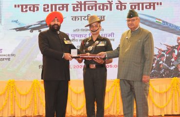 राजभवन नैनीताल में ‘‘एक शाम सैनिकों के नाम’’ कार्यक्रम में सैनिकों को सम्मानित करते हुए राज्यपाल।