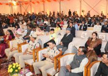 राजभवन नैनीताल में ‘‘एक शाम सैनिकों के नाम’’ कार्यक्रम में उपस्थित गणमान्य लोग।;?>