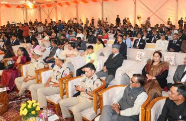 राजभवन नैनीताल में ‘‘एक शाम सैनिकों के नाम’’ कार्यक्रम में उपस्थित गणमान्य लोग।