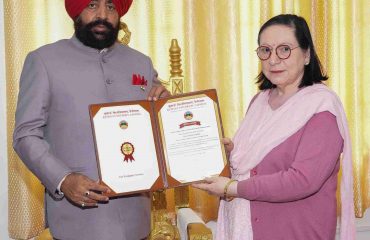 Governor felicitating Campus Director of Kumaon University, Nainital, Prof. Neeta Bora Sharma for excellent work.