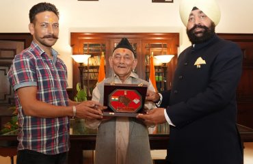 ⁠Governor presenting a memento to progressive farmer Shri Sagat Singh Mehra, resident of Niglat (Bhowali).