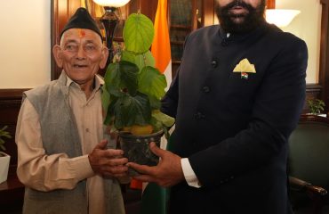 ⁠Progressive farmer Shri Sagat Singh Mehra, resident of Niglat (Bhowali) meeting the Governor and presenting a kiwi plant.