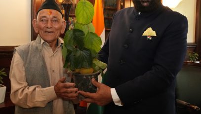 ⁠Progressive farmer Shri Sagat Singh Mehra, resident of Niglat (Bhowali) meeting the Governor and presenting a kiwi plant.