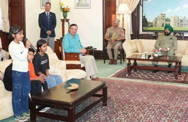 2_राजभवन में एसओएस बाल ग्राम, भीमताल के बच्चों से संवाद करते हुए राज्यपाल।