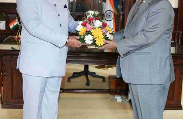 राज्यपाल से शिष्टाचार भेंट करते हुए उत्तराखण्ड उच्च न्यायालय के मुख्य न्यायाधीश न्यायमूर्ति गुहनाथन नरेंदर।