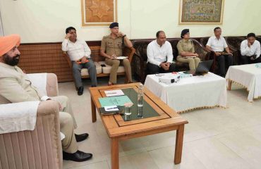 Governor holding a meeting with officials at Kashipur Mandi Guest House.