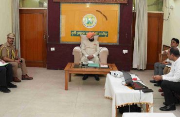 काशीपुर मंडी अतिथि गृह में अधिकारियों के साथ बैठक करते हुए राज्यपाल।