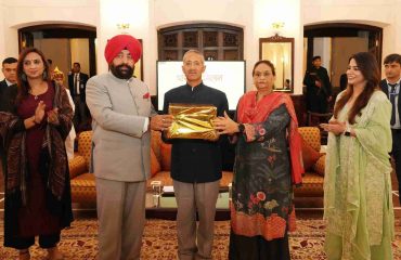 राजभवन नैनीताल में आयोजित परिवार मिलन कार्यक्रम में कार्मिक को सम्मानित करते हुए राज्यपाल।