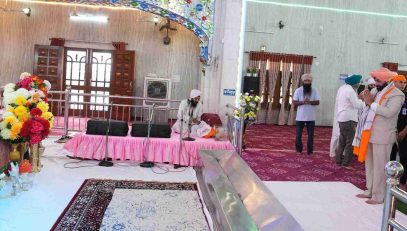 Governor praying for the happiness, prosperity and well-being of the state at Nankana Sahib Gurudwara, Kashipur.