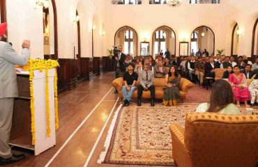 राजभवन नैनीताल में आयोजित परिवार मिलन कार्यक्रम को संबोधित करते हुए राज्यपाल।