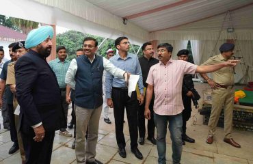 राजपुर रोड़ स्थित राष्ट्रपति निकेतन में चल रहे सौंदर्यीकरण एवं विकास कार्यों का स्थलीय निरीक्षण कर अधिकारियों से जानकारी लेते हुए राज्यपाल।