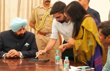 राजपुर रोड़ स्थित राष्ट्रपति निकेतन में चल रहे सौंदर्यीकरण एवं विकास कार्यों का स्थलीय निरीक्षण कर अधिकारियों से जानकारी लेते हुए राज्यपाल।