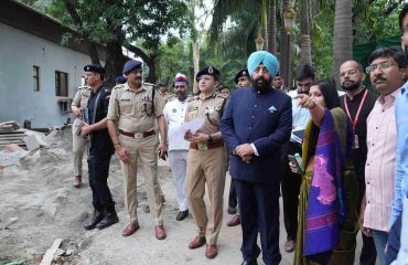राजपुर रोड़ स्थित राष्ट्रपति निकेतन में चल रहे सौंदर्यीकरण एवं विकास कार्यों का स्थलीय निरीक्षण कर अधिकारियों से जानकारी लेते हुए राज्यपाल।