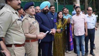 The Governor inspecting the beautification and development works going on at Rashtrapati Niketan situated at Rajpur Road and taking information from the officials.