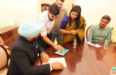 राजपुर रोड़ स्थित राष्ट्रपति निकेतन में चल रहे सौंदर्यीकरण एवं विकास कार्यों का स्थलीय निरीक्षण कर अधिकारियों से जानकारी लेते हुए राज्यपाल।