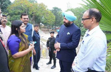 राजपुर रोड़ स्थित राष्ट्रपति निकेतन में चल रहे सौंदर्यीकरण एवं विकास कार्यों का स्थलीय निरीक्षण कर अधिकारियों से जानकारी लेते हुए राज्यपाल।