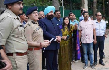 राजपुर रोड़ स्थित राष्ट्रपति निकेतन में चल रहे सौंदर्यीकरण एवं विकास कार्यों का स्थलीय निरीक्षण कर अधिकारियों से जानकारी लेते हुए राज्यपाल।