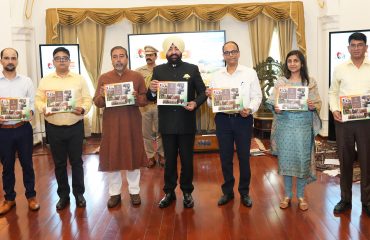 विभिन्न राज्यों और केंद्र शासित प्रदेशों के राज्य स्थापना दिवस पर आधारित कॉफी टेबल बुक ‘‘एक भारत-श्रेष्ठ भारत’’ का विमोचन करते हुए राज्यपाल।