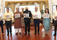 विभिन्न राज्यों और केंद्र शासित प्रदेशों के राज्य स्थापना दिवस पर आधारित कॉफी टेबल बुक ‘‘एक भारत-श्रेष्ठ भारत’’ का विमोचन करते हुए राज्यपाल।;?>