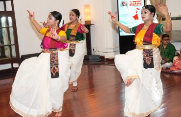 राजभवन में पश्चिम बंगाल राज्य स्थापना दिवस के अवसर पर सांस्कृतिक कार्यक्रमों की मनमोहक प्रस्तुतियाँ देते हुए पश्चिम बंगाल के कलाकार।