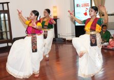 राजभवन में पश्चिम बंगाल राज्य स्थापना दिवस के अवसर पर सांस्कृतिक कार्यक्रमों की मनमोहक प्रस्तुतियाँ देते हुए पश्चिम बंगाल के कलाकार।;?>