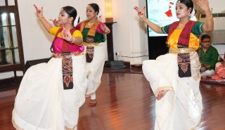 राजभवन में पश्चिम बंगाल राज्य स्थापना दिवस के अवसर पर सांस्कृतिक कार्यक्रमों की मनमोहक प्रस्तुतियाँ देते हुए पश्चिम बंगाल के कलाकार।
