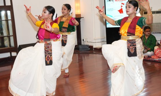 राजभवन में पश्चिम बंगाल राज्य स्थापना दिवस के अवसर पर सांस्कृतिक कार्यक्रमों की मनमोहक प्रस्तुतियाँ देते हुए पश्चिम बंगाल के कलाकार।