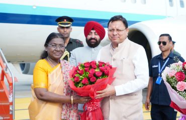 राष्ट्रपति श्रीमती द्रौपदी मुर्मु के उत्तराखण्ड आगमन पर जौलीग्रांट एयरपोर्ट में उनका स्वागत एवं अभिनंदन करते हुए राज्यपाल एवं मुख्यमंत्री।