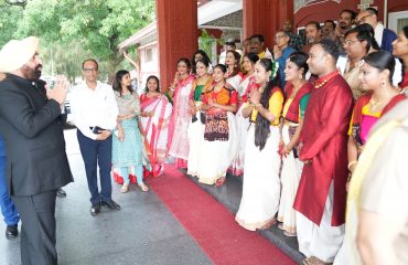 राजभवन में पश्चिम बंगाल के लोगों को राज्य स्थापना दिवस की शुभकामनाएं देते हुए राज्यपाल।