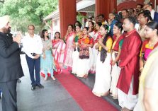 राजभवन में पश्चिम बंगाल के लोगों को राज्य स्थापना दिवस की शुभकामनाएं देते हुए राज्यपाल।;?>