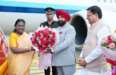 राष्ट्रपति श्रीमती द्रौपदी मुर्मु के उत्तराखण्ड आगमन पर जौलीग्रांट एयरपोर्ट में उनका स्वागत एवं अभिनंदन करते हुए राज्यपाल एवं मुख्यमंत्री।