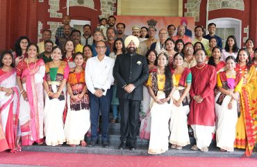 राजभवन में पश्चिम बंगाल राज्य स्थापना दिवस के अवसर पर उत्तराखण्ड में निवास कर रहे पश्चिम बंगाल के लोगों के साथ राज्यपाल।