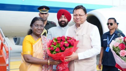 Governor and CM welcoming and felicitating President Smt. Droupadi Murmu at Jolly Grant Airport on her arrival in Uttarakhand.