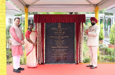 राजपुर रोड़ देहरादून स्थित राष्ट्रपति तपोवन और राष्ट्रपति निकेतन में कैफेटेरिया और सोविनियर शॉप का उद्घाटन करती हुईं राष्ट्रपति श्रीमती द्रौपदी मुर्मु साथ में राज्यपाल एवं मुख्यमंत्री।