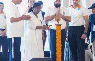 पुलिस लाईन देहरादून में 11 वें अंतर्राष्ट्रीय योग दिवस का शुभारंभ करती हुईं राष्ट्रपति द्रौपदी मुर्मु साथ में राज्यपाल लेफ्टिनेंट जनरल गुरमीत सिंह (से नि)।