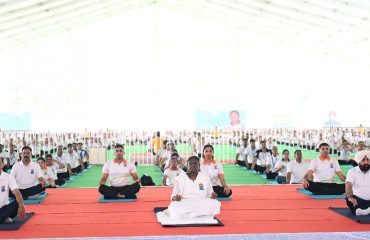 पुलिस लाईन देहरादून में 11 वें अंतर्राष्ट्रीय योग दिवस के अवसर पर योगाभ्यास करती हुईं राष्ट्रपति द्रौपदी मुर्मु साथ में राज्यपाल लेफ्टिनेंट जनरल गुरमीत सिंह (से नि)।