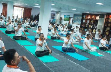 राजभवन में अंतर्राष्ट्रीय योग दिवस के अवसर पर योगाभ्यास करते हुए राजभवन के अधिकारी एवं कर्मचारी।