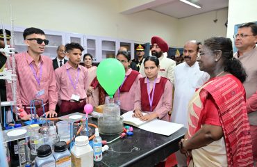 राष्ट्रीय दृष्टि दिव्यांगजन सशक्तिकरण संस्थान, देहरादून के दिव्यांग छात्रों से मुलाकात कर वार्तालाप करती हुईं राष्ट्रपति श्रीमती द्रौपदी मुर्मु साथ में राज्यपाल एवं मुख्यमंत्री।