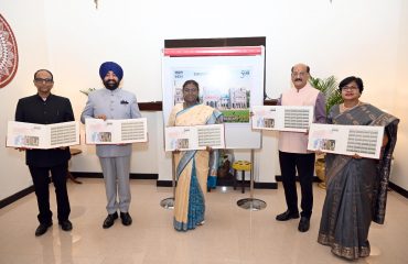 राष्ट्रपति निकेतन, देहरादून में आयोजित एक कार्यक्रम में उत्तराखण्ड के ऐतिहासिक राजभवन नैनीताल के 125 वर्ष पूर्ण होने के उपलक्ष्य में विशेष डाक टिकट जारी करती हुईं राष्ट्रपति श्रीमती द्रौपदी मुर्मु साथ राज्यपाल।